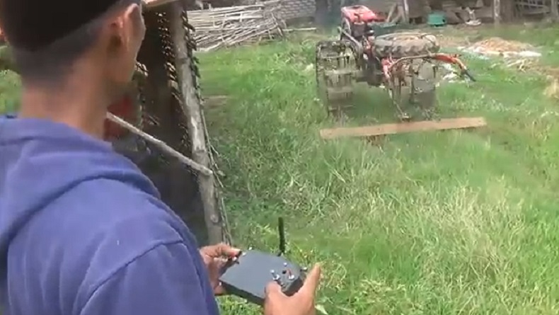 Kisah Inspiratif Pemuda Sampang Buat Mesin Bajak Dikendalikan Remot untuk Sang Ayah