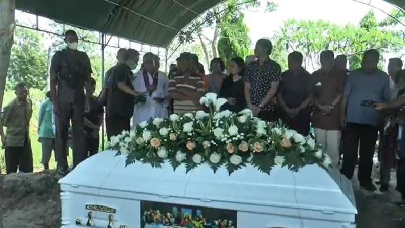 Isak Tangis Warnai Pemakaman Putri Pj Gubernur Papua Pegunungan di Grobogan 