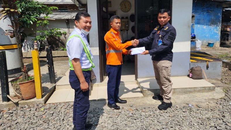 Cerita Rangga Penjaga Pelintasan KA Selamatkan Pedagang Asongan di Laswi Bandung