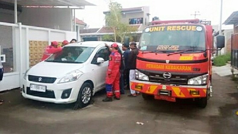 Dramatis! Penyelamatan Bocah 3 Tahun Hampir 1 Jam Terkunci dalam Mobil di Bandung