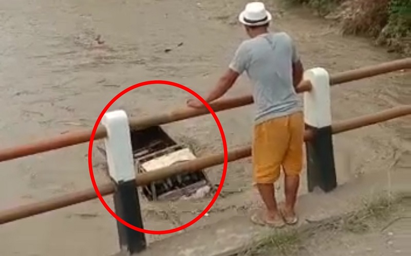 Ngeri, Detik-Detik Truk Penambang Pasir Terseret Banjir Bandang di Tanjungsari Bogor