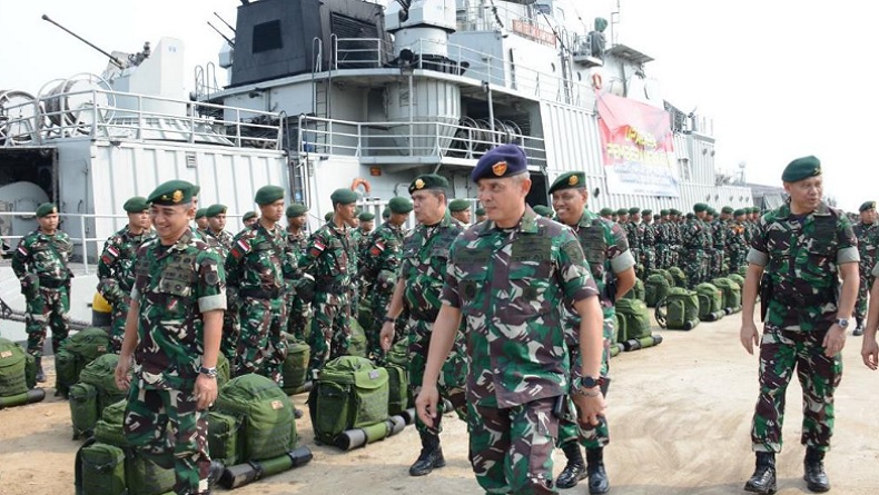 KRI Teluk Lampung-540 Angkut Pasukan Yonarmed Kostrad ke Wilayah Operasi Pamtas RI-Malaysia