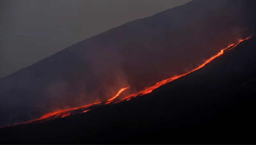 Gunung Etna Meletus dan Muntahkan Abu Vulkanik ke Bandara, Penerbangan di Catania Dihentikan