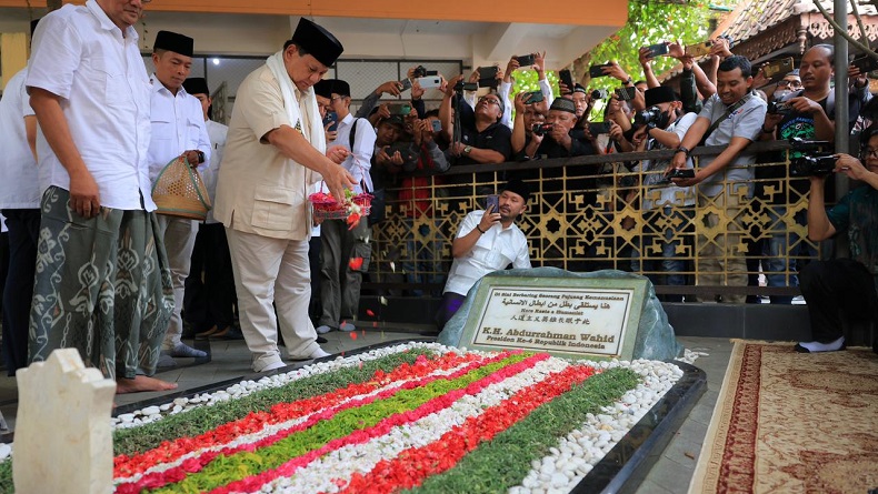 Prabowo Ziarah ke Makam Gus Dur, Dikalungi Sorban Putih oleh Pengasuh Ponpes Tebuireng