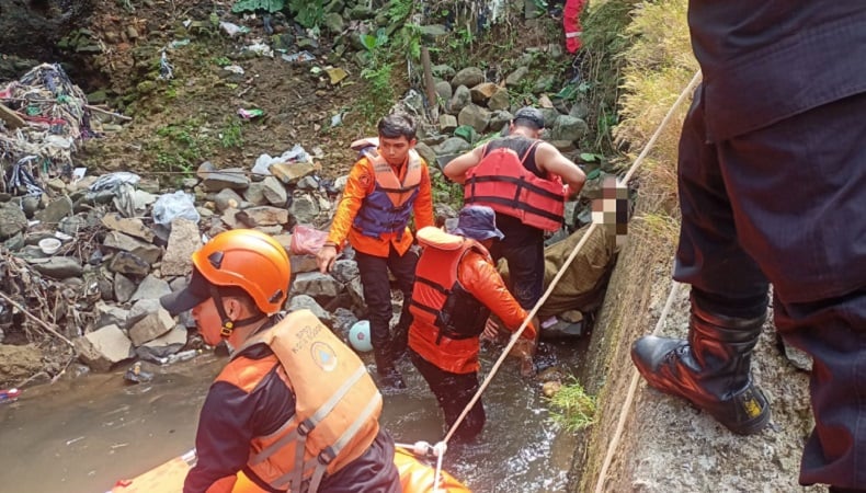 Lagi Nyapu, Ibu-Ibu di Bogor Terpeleset ke Sungai Ciliwung