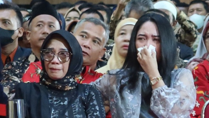 Adik Wakili Almarhumah Kakak Wisuda di Unej, Tangis Haru Keluarga Pecah