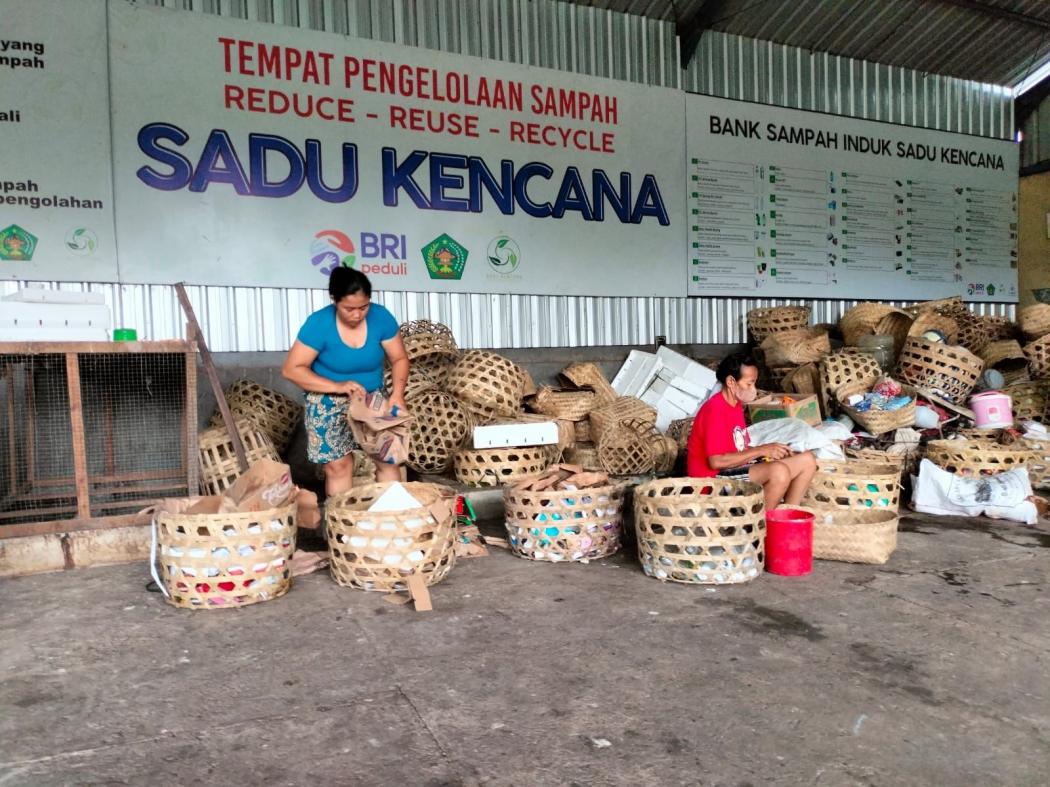 Dapat Dukungan BRI Peduli, TPS3R Sadu Kencana Jadi Model Pengelolaan Sampah Pilah di Desa