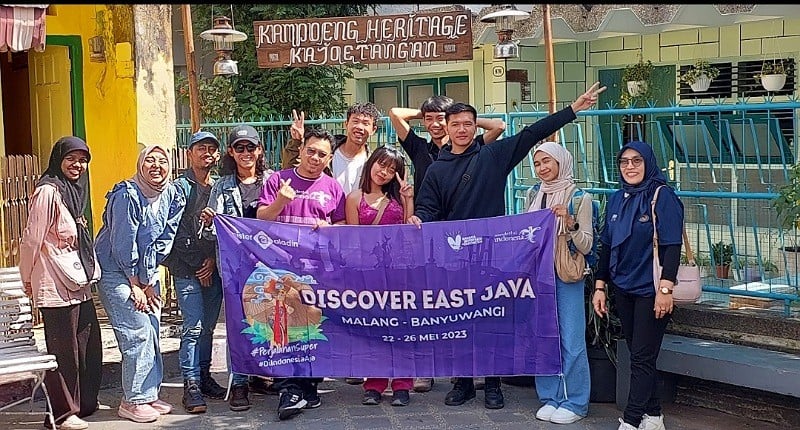 Mister Aladin Bagikan Tempat Sampah ke Desa Kayutangan Heritage, Perkampungan Peninggalan Belanda