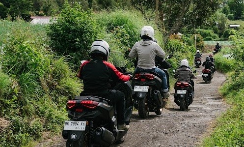 Tak Sembarangan, Ini Cara Berkendara Melewati Jalan Rusak yang Aman