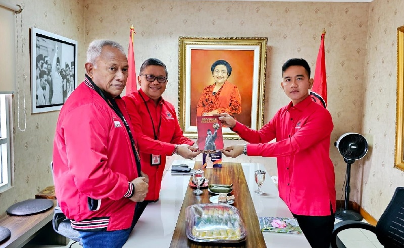 Sekjen PDIP Beri 2 Buku ke Gibran, Ini Judulnya