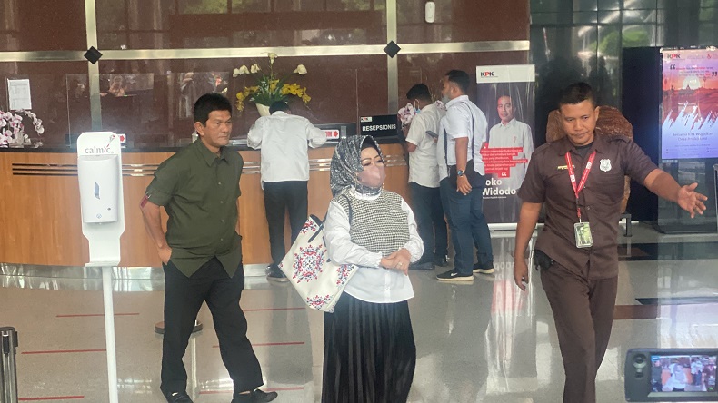 Kadinkes Lampung Reihana Bungkam usai Diperiksa KPK: Biarkan Saya Lewat