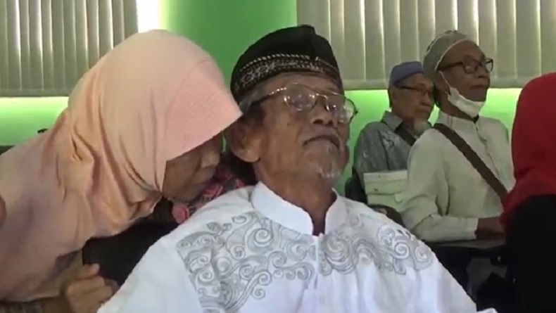 Kisah Haru Kakek Lumpuh di Ponorogo Berangkat Haji usai Menabung 12 Tahun