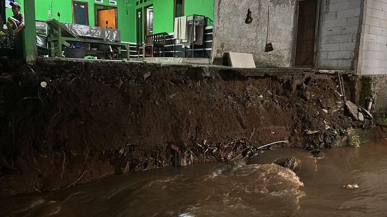 Sungai Meluap di Cilodong Depok Picu Longsor, 1 Rumah Rusak