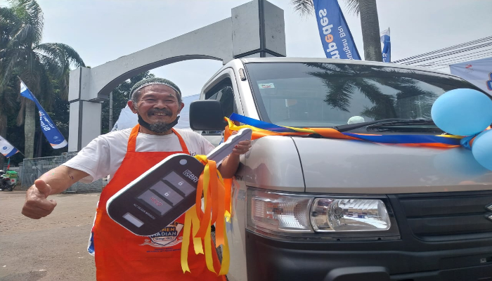 Pedagang Siomay Berurai Air Mata Dapat Hadiah Mobil dari Bank