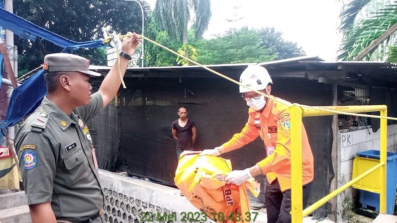 Geger Jasad Bayi Laki-laki Mengambang di Kali Sekretaris Jakbar, Sempat Dikira Boneka
