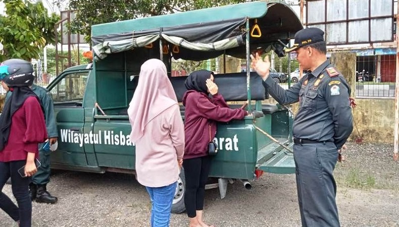 Pakai Baju Ketat, Mahasiswi hingga Emak-emak di Aceh Barat Terjaring Razia