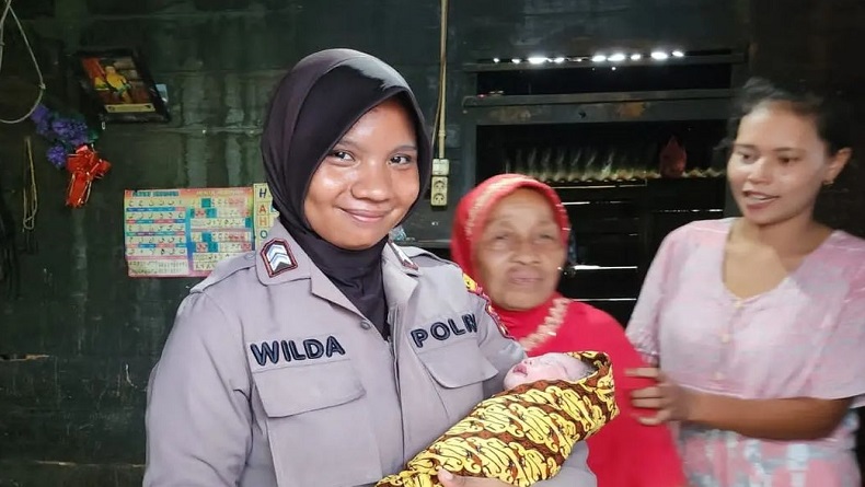 Aksi Heroik Polwan Bantu Warga Melahirkan di Padanglawas