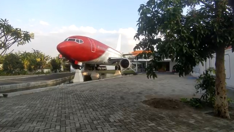 Mirip Pesawat Kepresidenan Parkir di Halaman Rumah Warga Nganjuk, Warna Merah Putih
