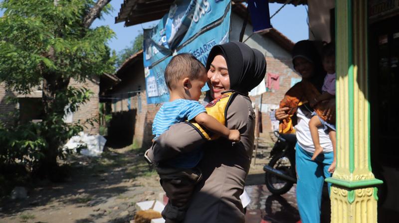  Kiprah Briptu Retno Gondosari, Polisi RW Rela Antar Jemput Ibu dan Balita ke Posyandu 