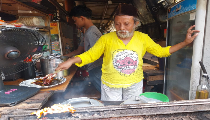 Tukang Sate Ini Terbebas dari Bank Keliling, Hasilkan Omzet Jutaan Sehari berkat KUR