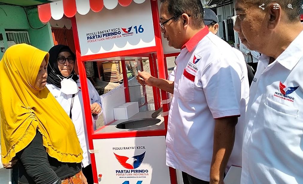 Dapat Bantuan Gerobak, Pedagang Nasi Pecel: Terima Kasih Partai Perindo