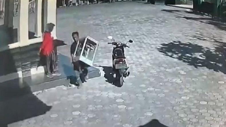 Viral, Sepasang Muda Mudi Curi Kotak Amal Masjid di Cilacap 
