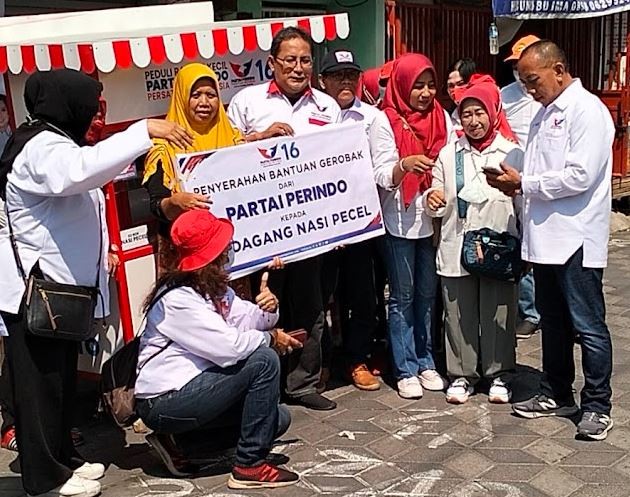 Bagikan Gerobak, Wakil Ketua DPW Partai Perindo Jatim: Program Nyata ke Masyarakat    