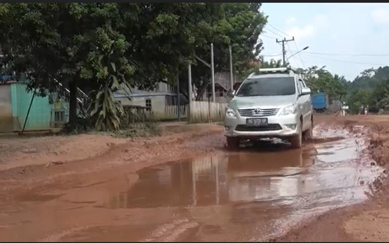 Sama Rusak dengan Lampung, Jalan di OKI Sumsel Berlubang dan Berlumpur