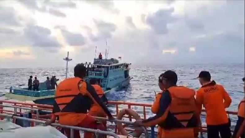 Mati Mesin di Tengah Laut, Kapal Bawa 19 Penumpang Dievakuasi Basarnas Ternate