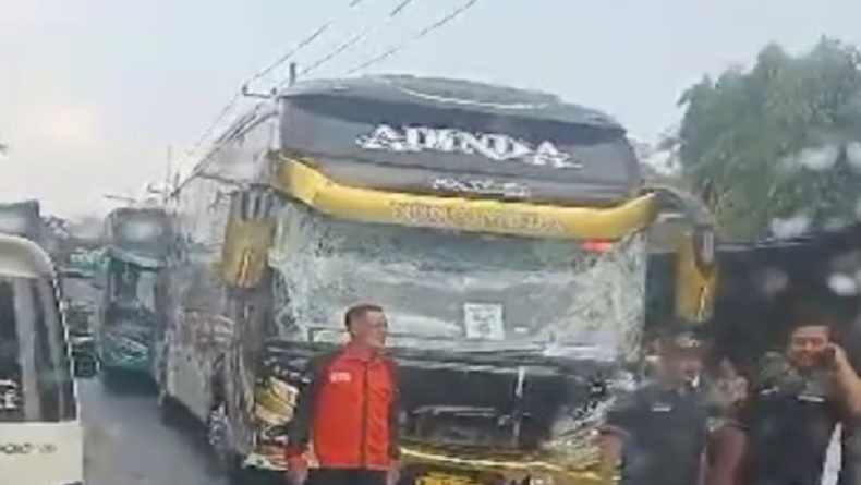 Bus Rombongan Jamaah Calon Haji asal Pamekasan Kecelakaan di Jalan Raya Tanah Merah