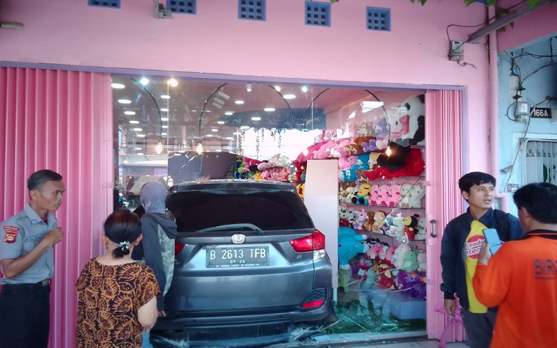 Heboh Mobil Masuk Toko Boneka di Lubuklinggau, Sopir Kaget Hindari Pemotor