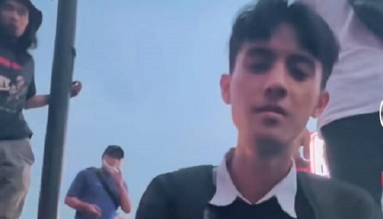 Sosok Viki, Siswa SMA Rela Jalan Kaki 16 Km Setiap Hari demi Sekolah