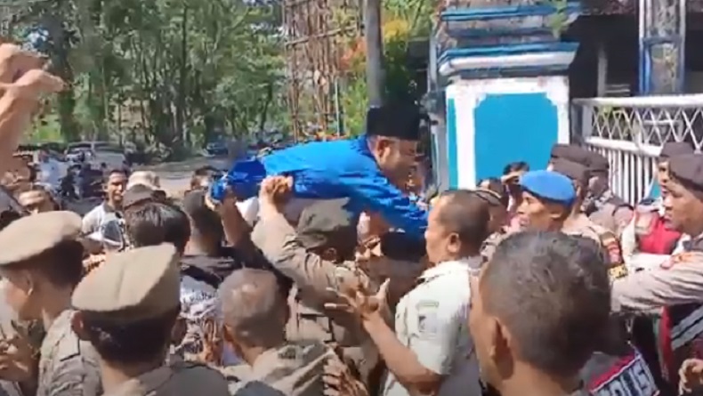 Demo Penolakan Nikah Massal di Lobar Ricuh, Massa Saling Dorong dengan Petugas 
