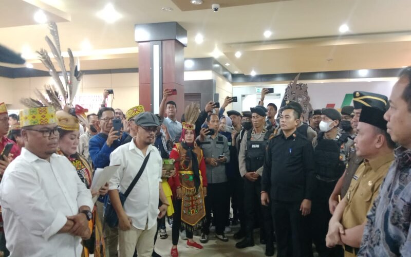 Gubernur Kalteng Lantik Pj Bupati Barsel dan Kobar di Tengah Aksi Penolakan