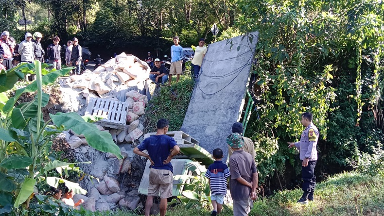 Kecelakaan di Sukabumi Hari Ini, Truk Semen Terjun ke Sungai, Sopir Luka-Luka