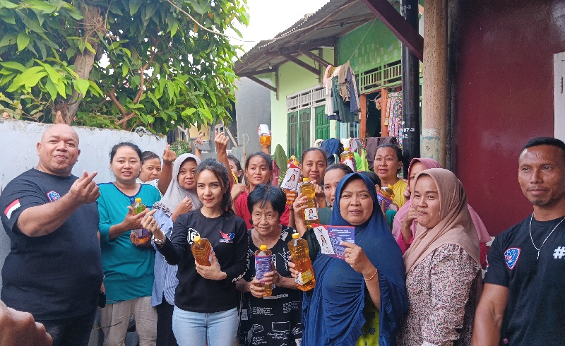 Partai Perindo Bagikan Minyak Goreng untuk Warga Sambil Kenalkan Caleg DPRD Depok