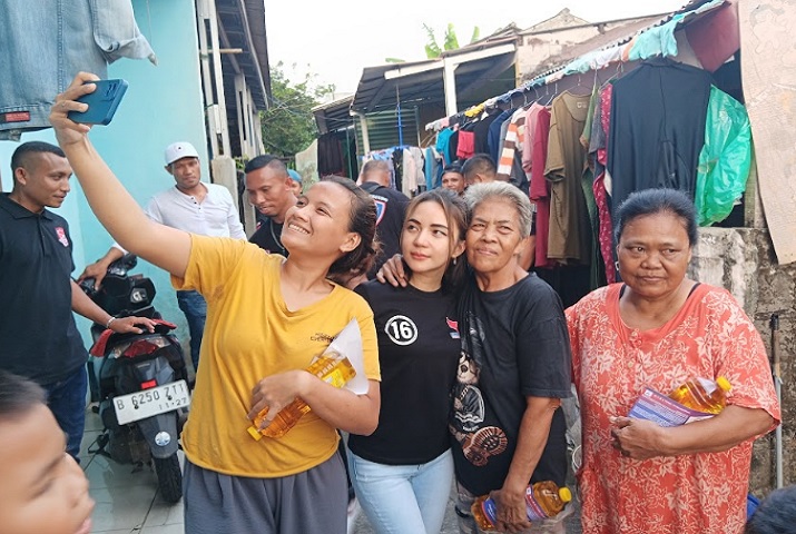 Kebahagiaan Warga Dapat Minyak Goreng dari Bacaleg DPRD Depok Partai Perindo