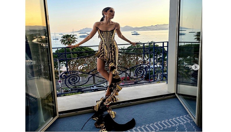 Potret Cinta Laura Tampil Stunning Pakai Kain Tapis Lampung di Paris