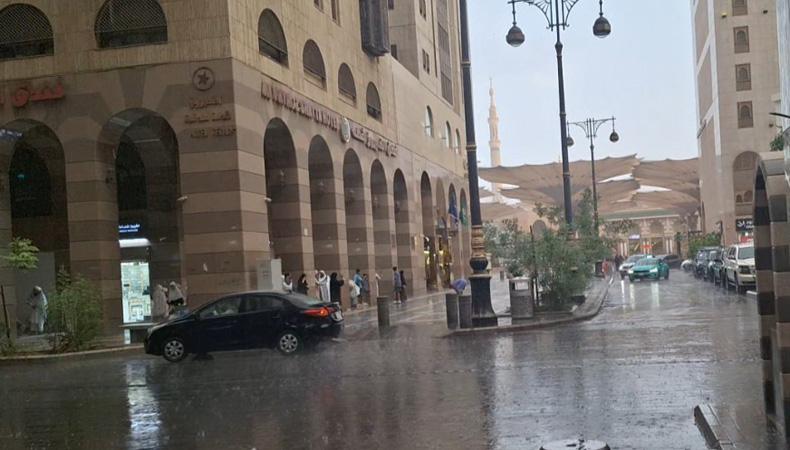 Hujan Deras Disertai Petir Tak Halangi Jemaah Haji Indonesia Ibadah Arbain di Masjid Nabawi