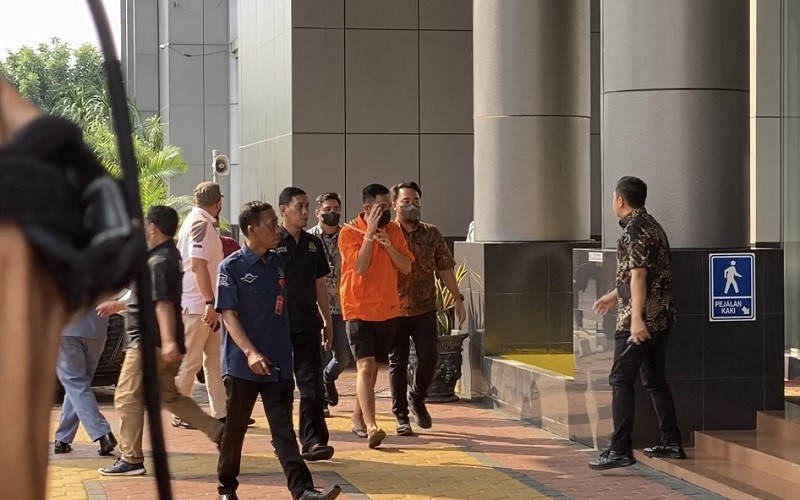 Pakai Sandal Jepit, Ini Penampakan Mario Dandy dan Shane Lukas saat Diserahkan ke Kejari Jaksel