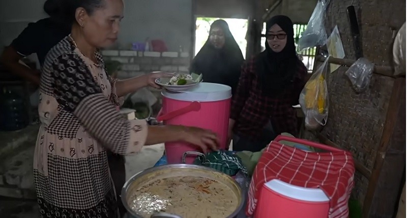 Viral, Jualan Nasi Lodeh di Atas Gunung yang Beli Sampai Antre!