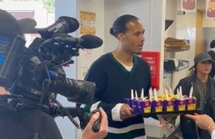 Viral Virgil van Dijk Jadi Pelayan McD usai Liverpool Gagal ke Liga Champions