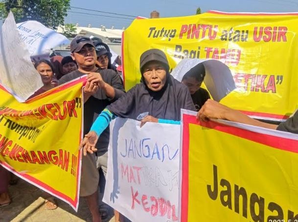 Warga Kedungkelor Tegal Demo Tuntut Pabrik Alas Kaki Serap Tenaga Kerja Lokal