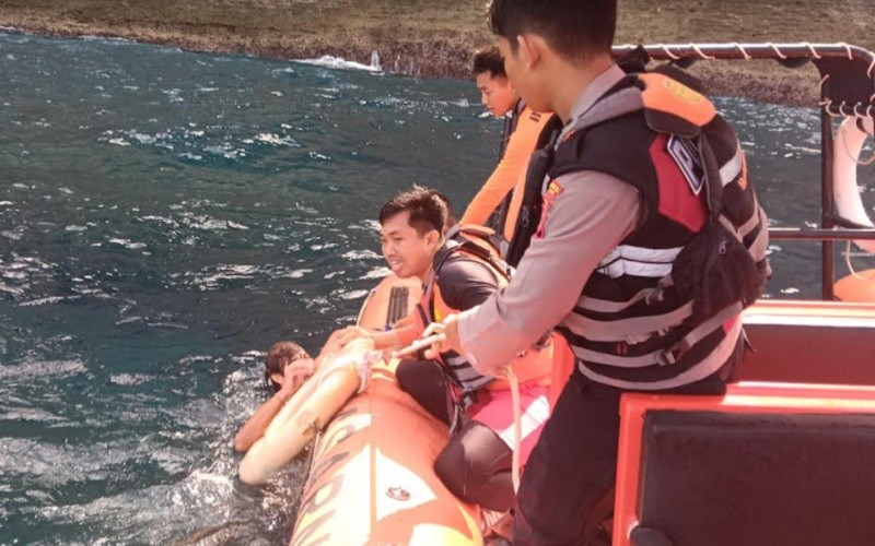 WNA Prancis Terjebak di Tebing Pantai Atuh Bali, Berenang lalu Kelelahan