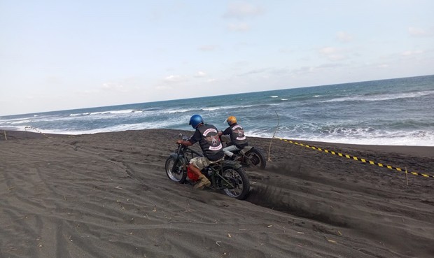 Bukan di Lintasan Aspal, Komunitas Motor Klasik Ini Gelar Drag Race di Tepi Pantai