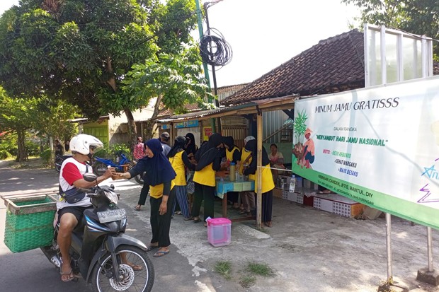  Pedagang Jamu Desa Wisata Kiringan Bagi-Bagi Jamu Gratis, 30 Menit Langsung Ludes