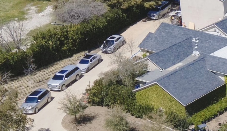 Artis Seksi Kim Kardashian Ketahuan Punya Banyak Simpanan Koleksi Mobil Mewah, Unik Warnanya Semua Abu-Abu