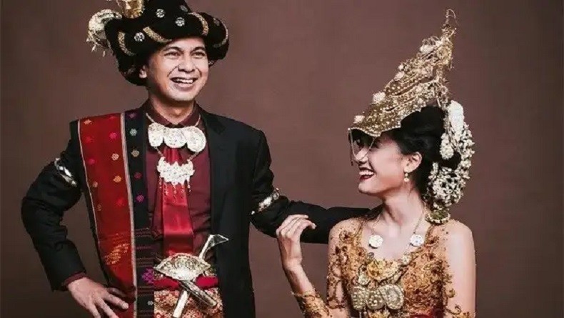 9 Pakaian Adat Sumatera Utara, Nomor 5 Tampil Sempurna dengan Gelang Seberat 100 Kg