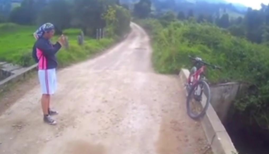 Viral Foto Sepeda Kesayangan di Jembatan Malah Nyemplung, Netizen: Disenggol Penunggu Jembatan