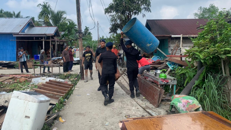 Anggota Brimob Polda Jambi Turun Tangan Bantu Warga yang Rumahnya Longsor